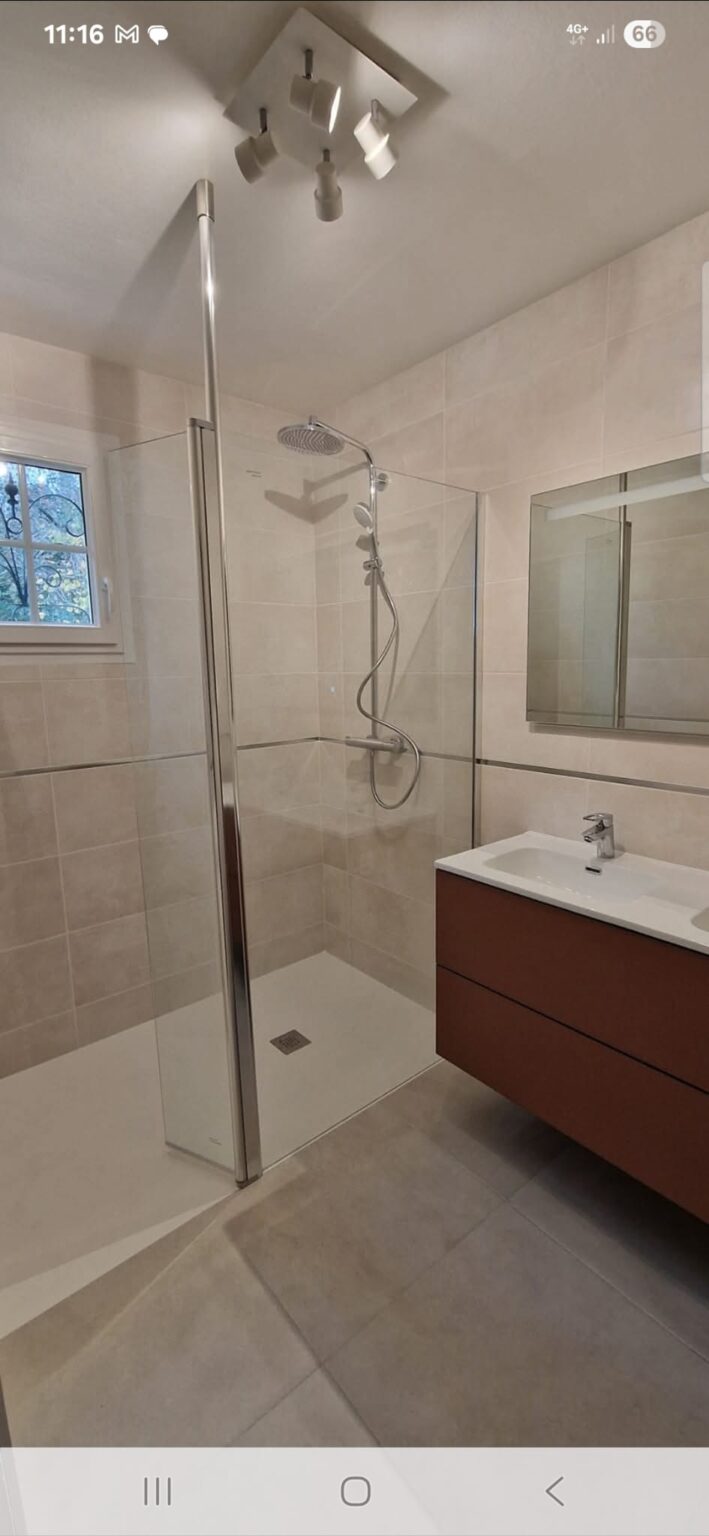 Salle de bain rénovée avec douche italienne et meuble vasque marron